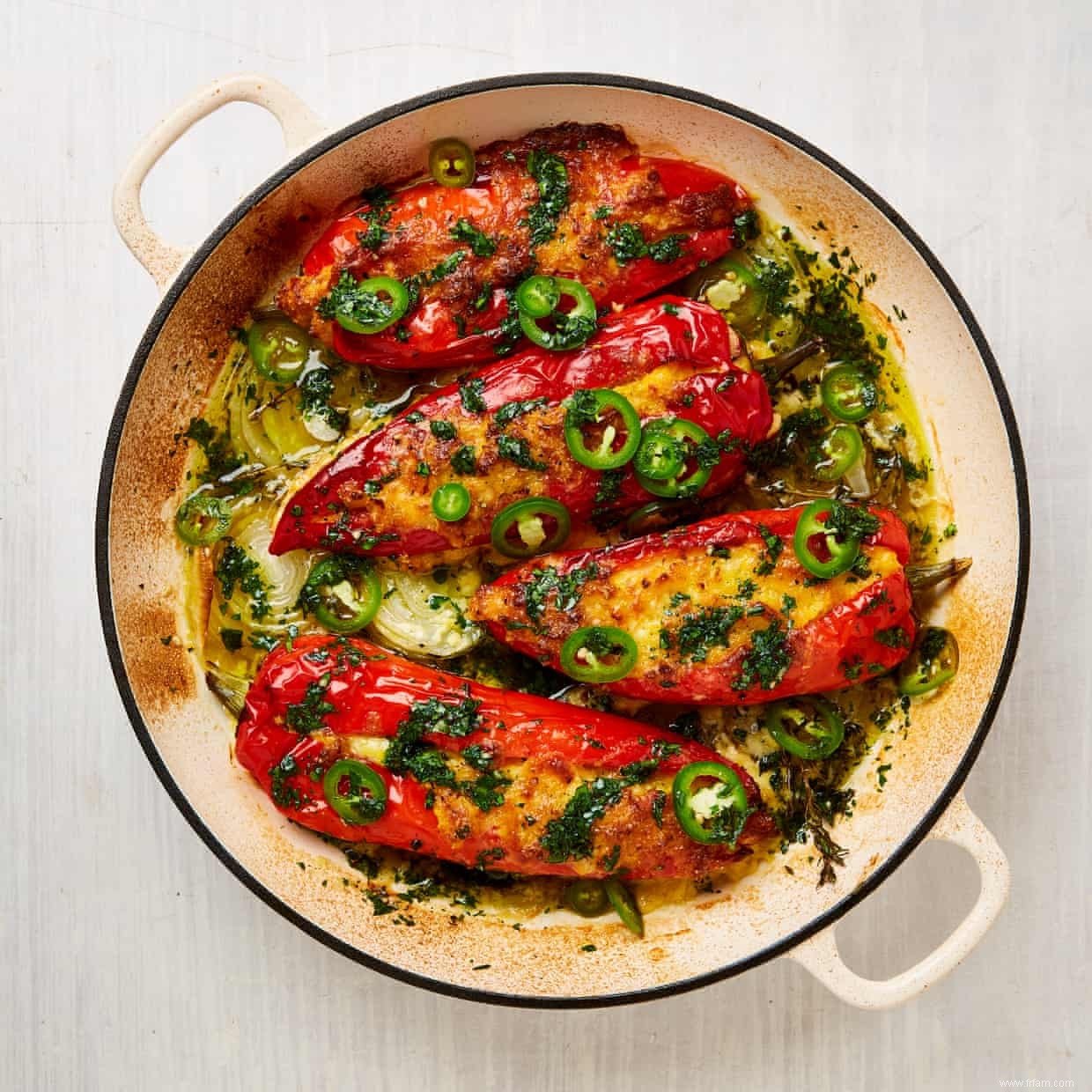 Des pois tahini aux poivrons farcis au maïs :les recettes de légumes surgelés de Yotam Ottolenghi 