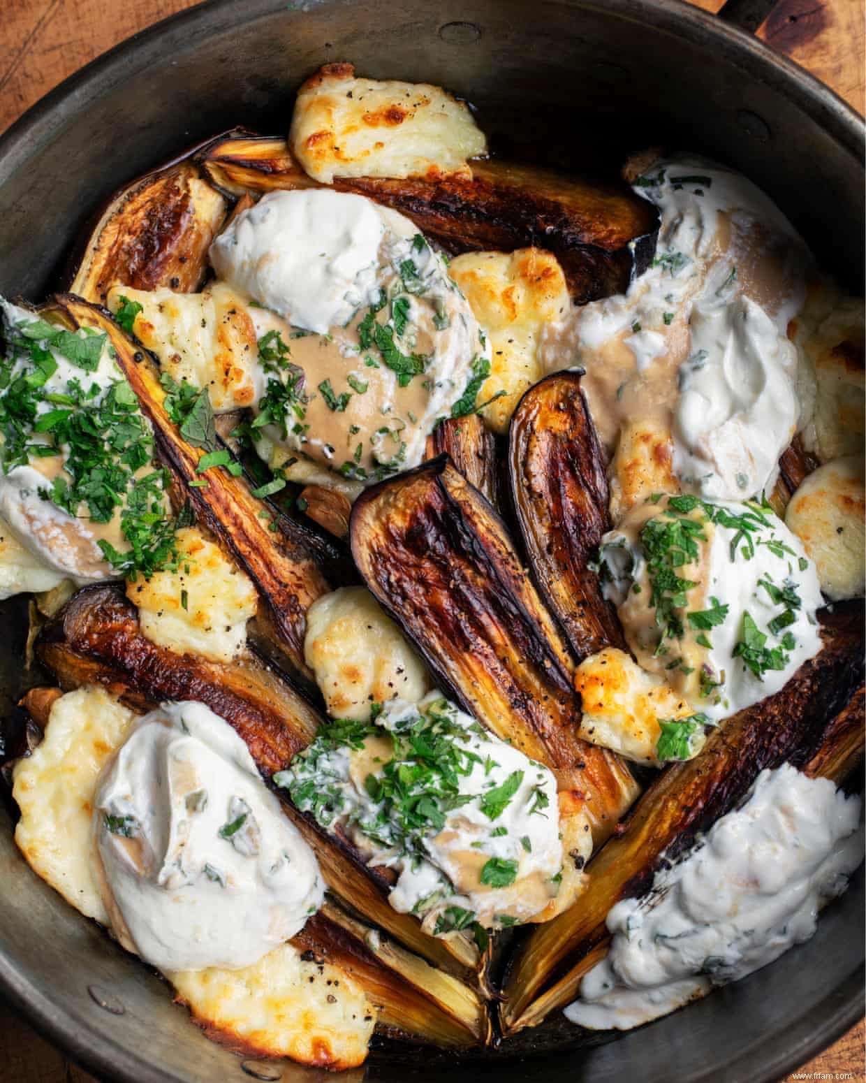 Les recettes de Nigel Slater pour la soupe de betterave, le concombre mariné et le raifort, et l aubergine rôtie avec halloumi et tahini 