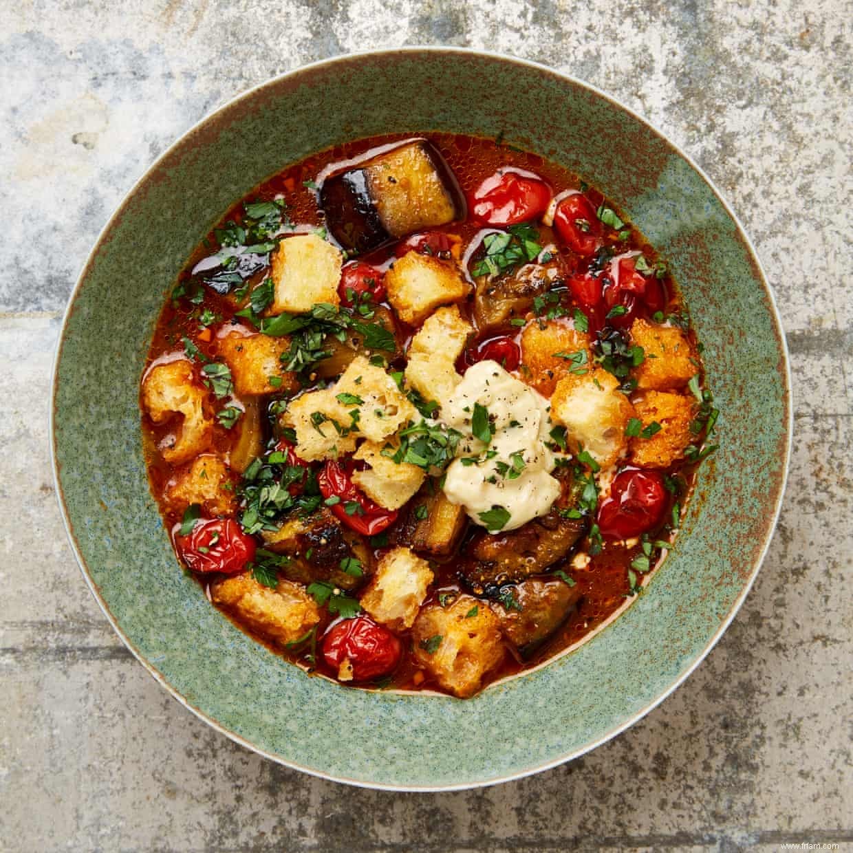 Les recettes de Yotam Ottolenghi pour la soupe à la tomate trois façons 