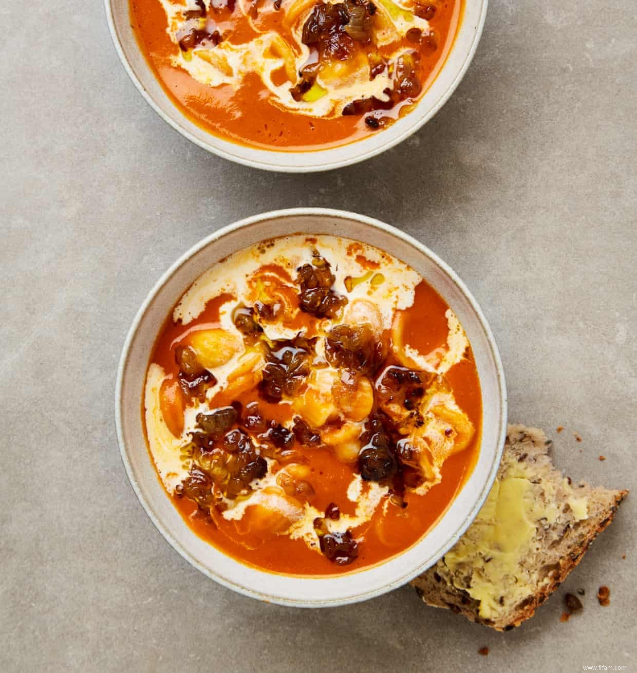 Les recettes de Yotam Ottolenghi pour la soupe à la tomate trois façons 