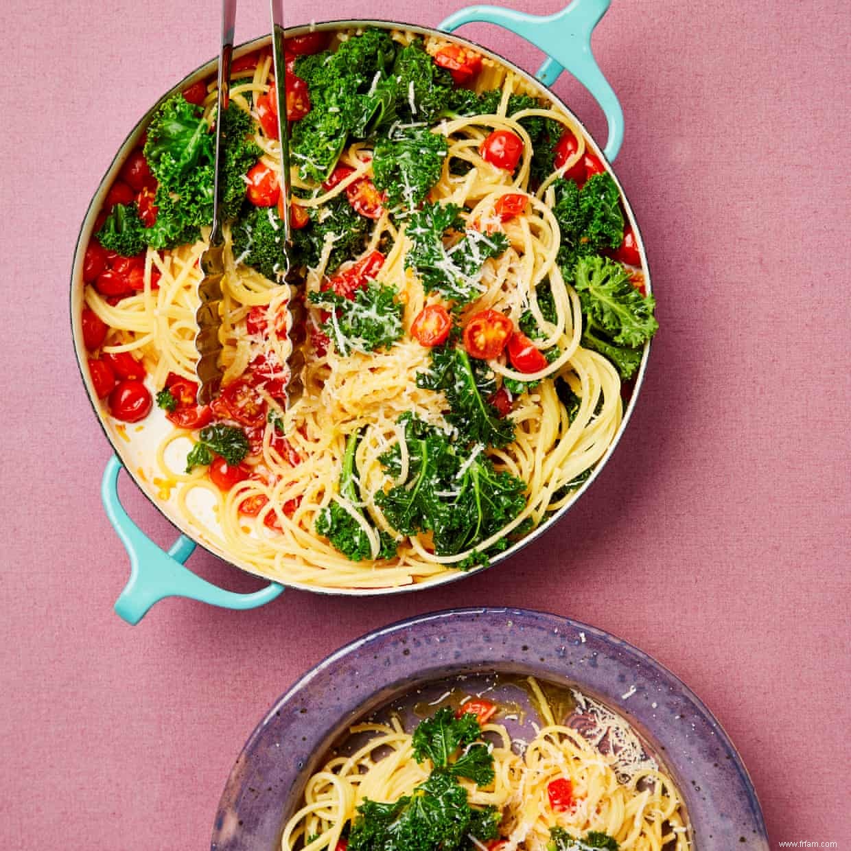 Spaghetti magique au chou frisé, à la tomate et au citron d Anna Jones 