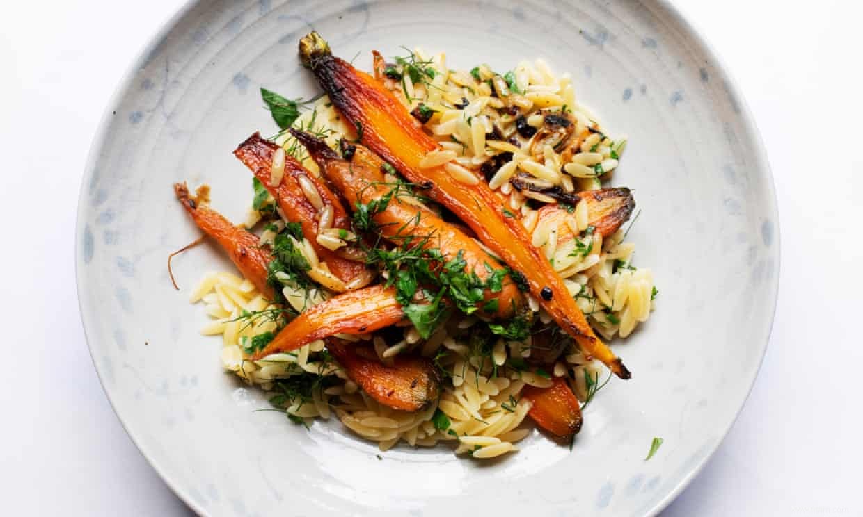 La recette de Nigel Slater pour les carottes avec échalotes et orzo 