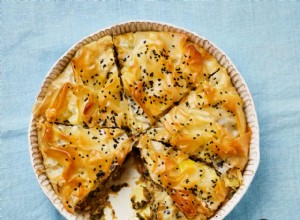 La recette végétalienne de Meera Sodha pour la tarte filo aux poireaux, au chou et aux épinards 