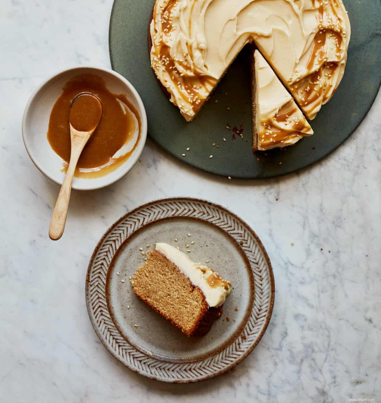 La recette de Benjamina Ebuehi pour le gâteau tahini au caramel au café 