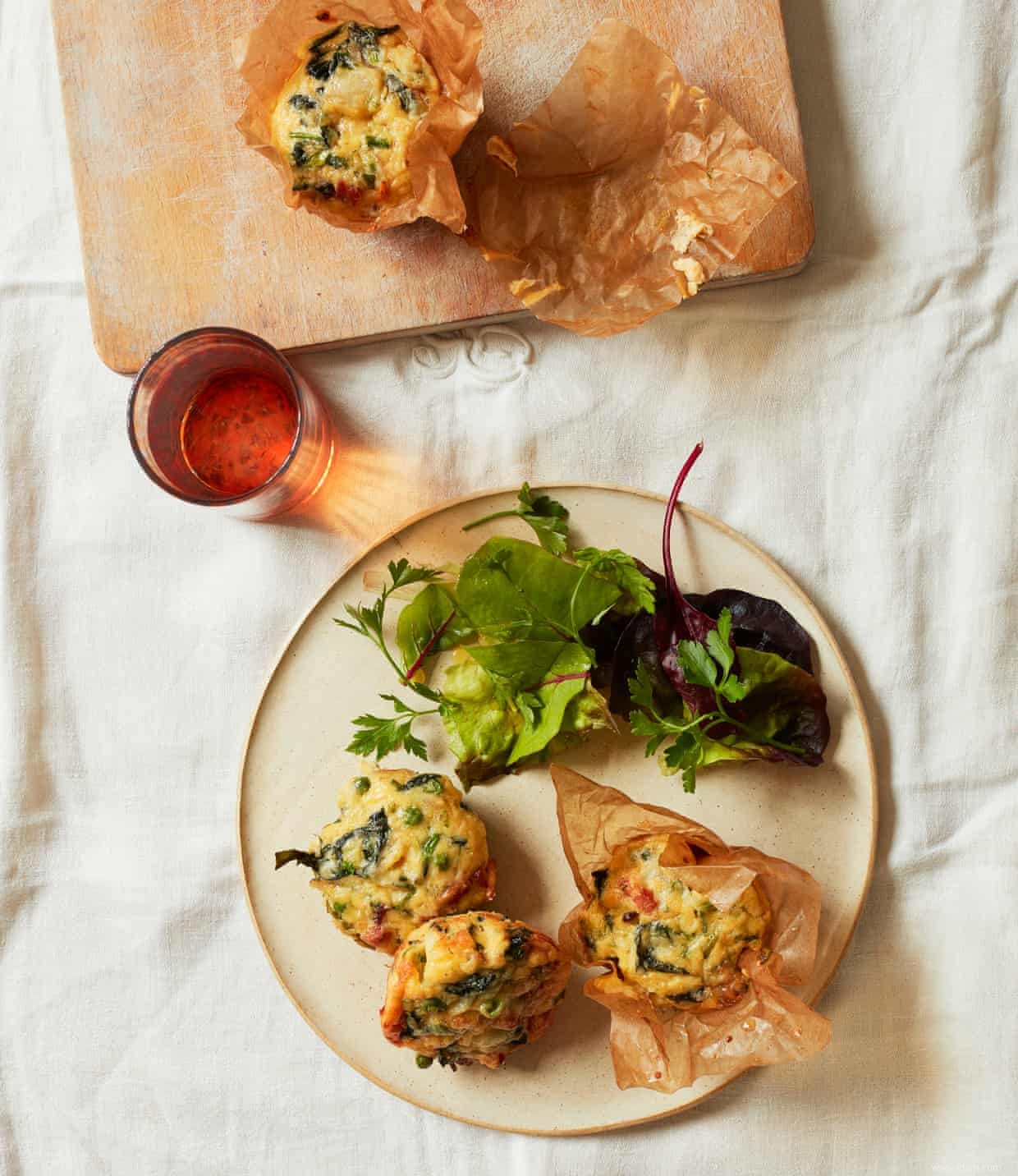 La recette de Thomasina Miers pour les mini frittatas au fromage avec bacon et légumes verts 