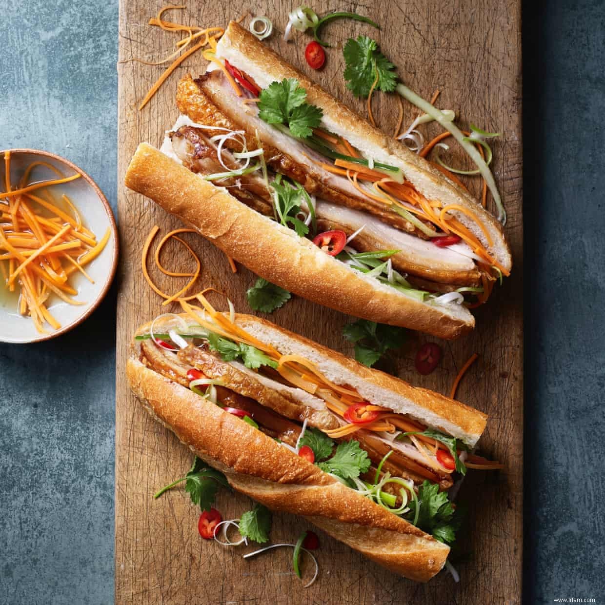 Banh mi de Uyen Luu avec poitrine de porc croustillante aux cinq épices, carotte marinée, piment, coriandre et concombre 