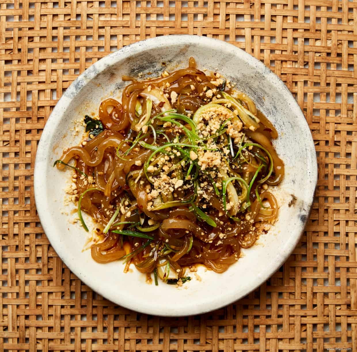 La recette végétalienne de Meera Sodha pour des nouilles de pommes de terre aigres-douces avec pak choi 