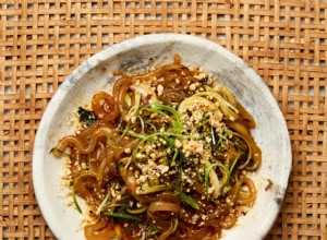 La recette végétalienne de Meera Sodha pour des nouilles de pommes de terre aigres-douces avec pak choi 