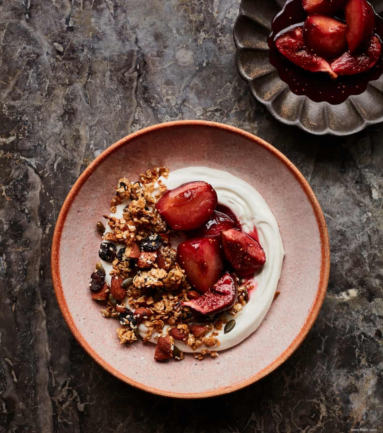 La recette de Tamal Ray pour granola rapide, yaourt, prunes rôties et figues 