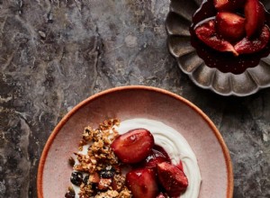 La recette de Tamal Ray pour granola rapide, yaourt, prunes rôties et figues 