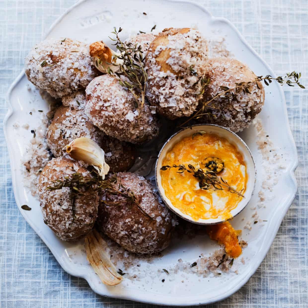 Pommes de terre en croûte de sel de Nigel Slater, fromage bleu et caillé de chèvre 