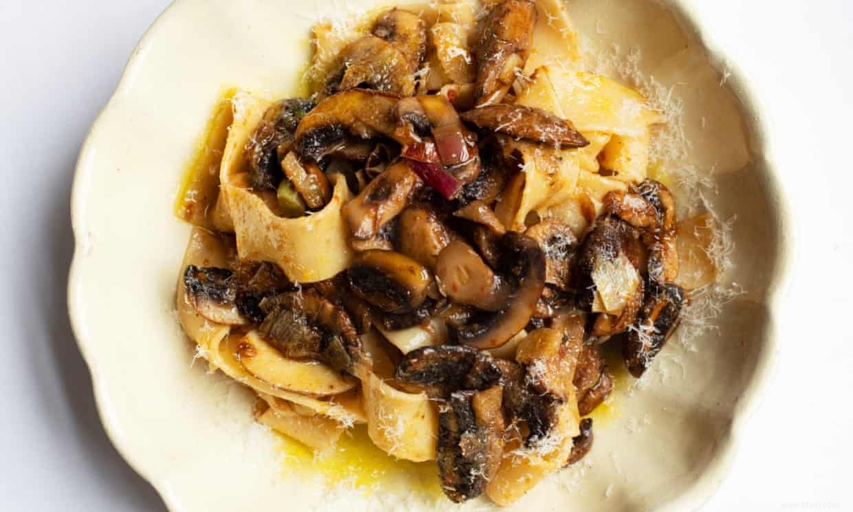 La recette de Nigel Slater pour pappardelle, champignons et harissa 