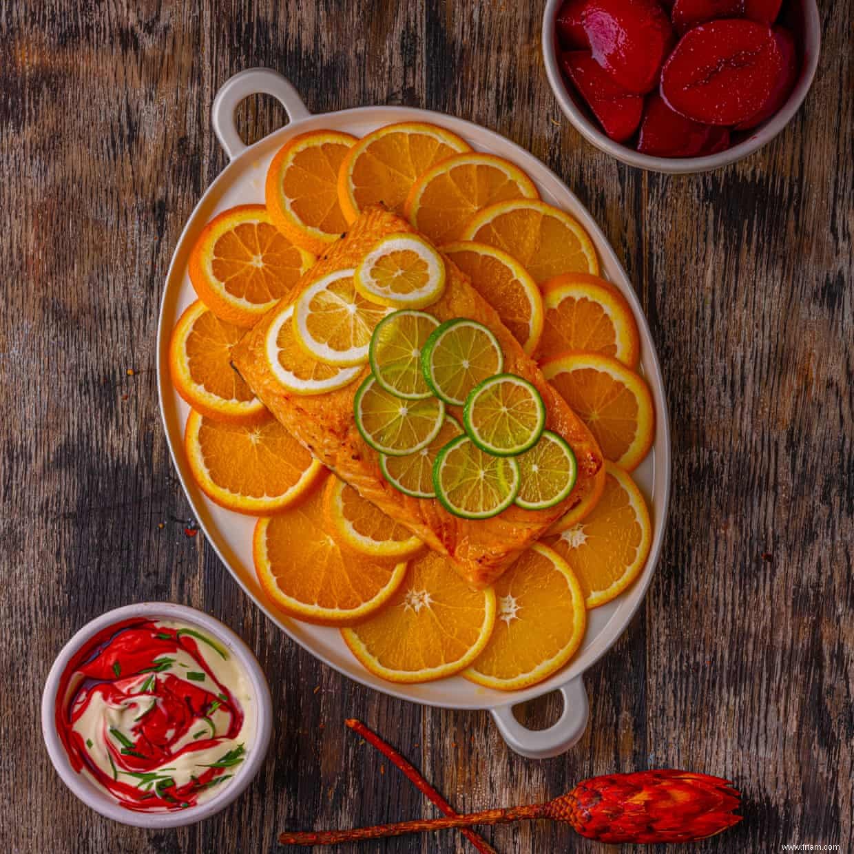 Saumon au four aux agrumes avec pommes de terre bouillies à la betterave par Lopè Ariyo 