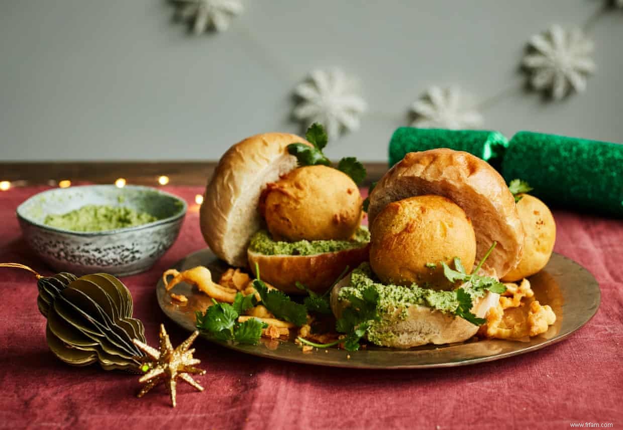 Recette de Noël végétalienne de Meera Sodha pour vada pav avec coriandre et chutney de cacahuètes 