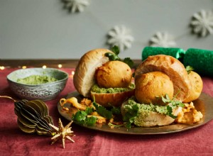 Recette de Noël végétalienne de Meera Sodha pour vada pav avec coriandre et chutney de cacahuètes 