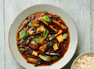 La recette végétalienne de Meera Sodha pour le curry rouge thaï aux aubergines, tofu et blettes arc-en-ciel 