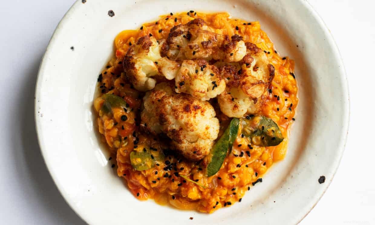 La recette de Nigel Slater pour les lentilles aux tomates et au chou-fleur 