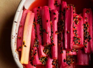 Les recettes de Nigel Slater pour le gâteau au fromage et la rhubarbe au four 