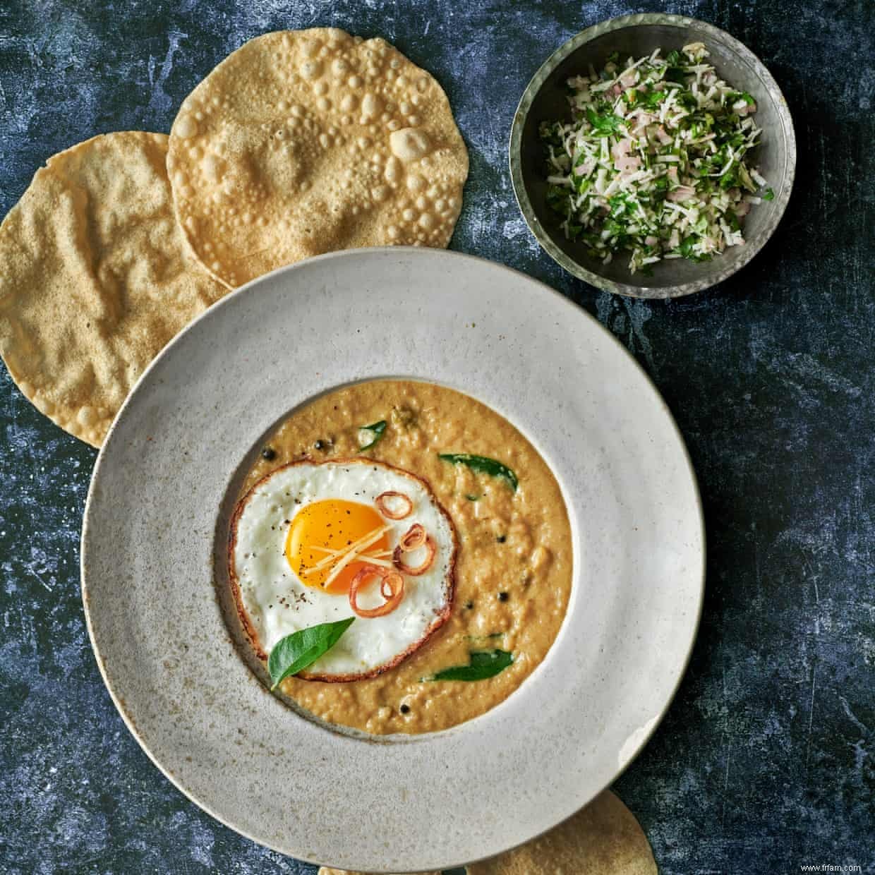 Oeufs frits croustillants de Ravinder Bhogal avec curry de noix de coco et sambol de coriandre 