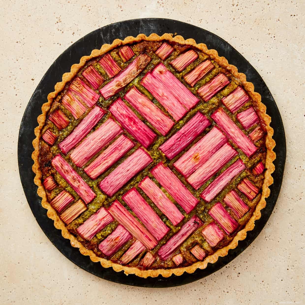 La recette vegan de Meera Sodha pour la tarte à la rhubarbe, à la cardamome et à la pistache 