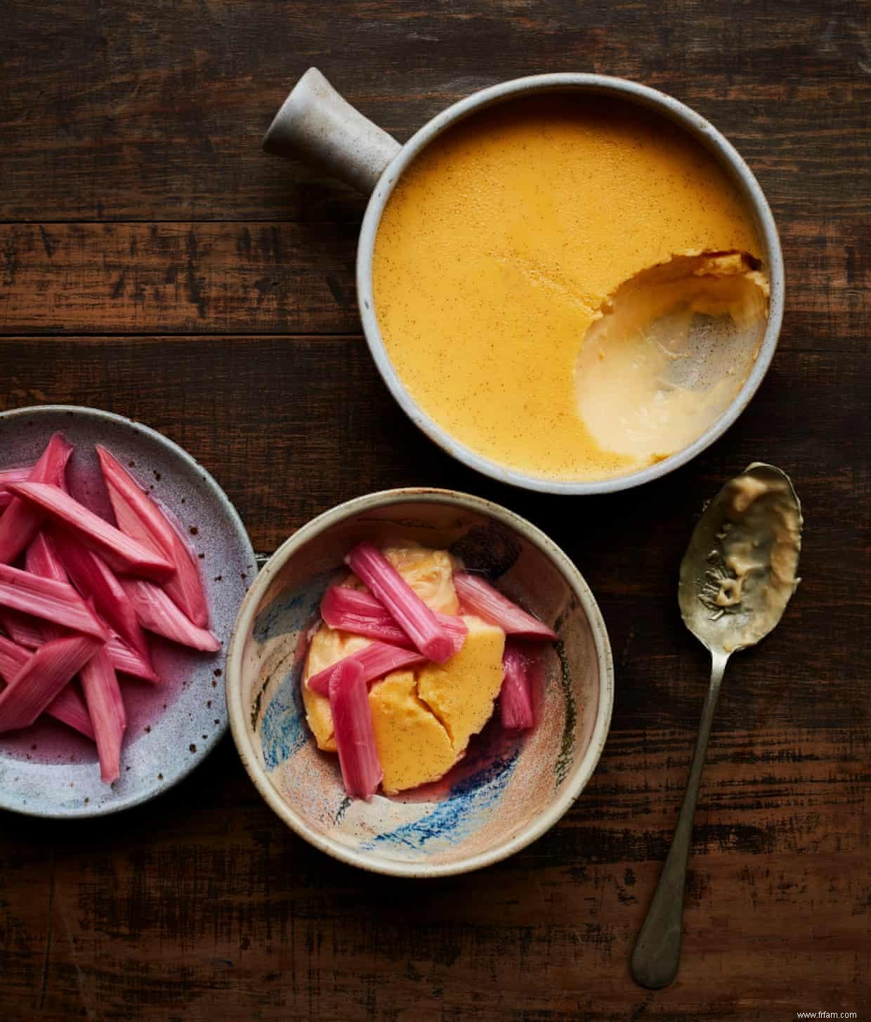 La recette de Ravneet Gill pour une crème pâtissière à la rhubarbe rôtie 