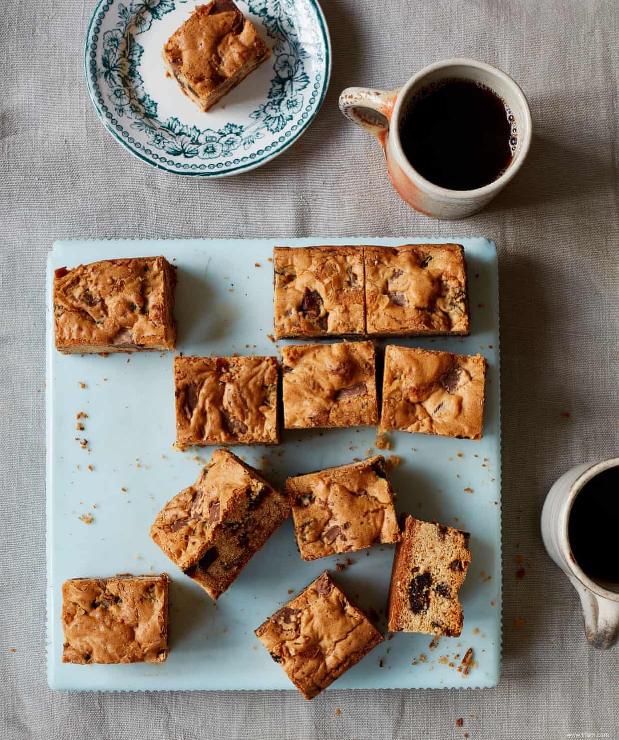 La recette de Thomasina Miers pour les blondies collantes aux dattes, chocolat et beurre noisette 