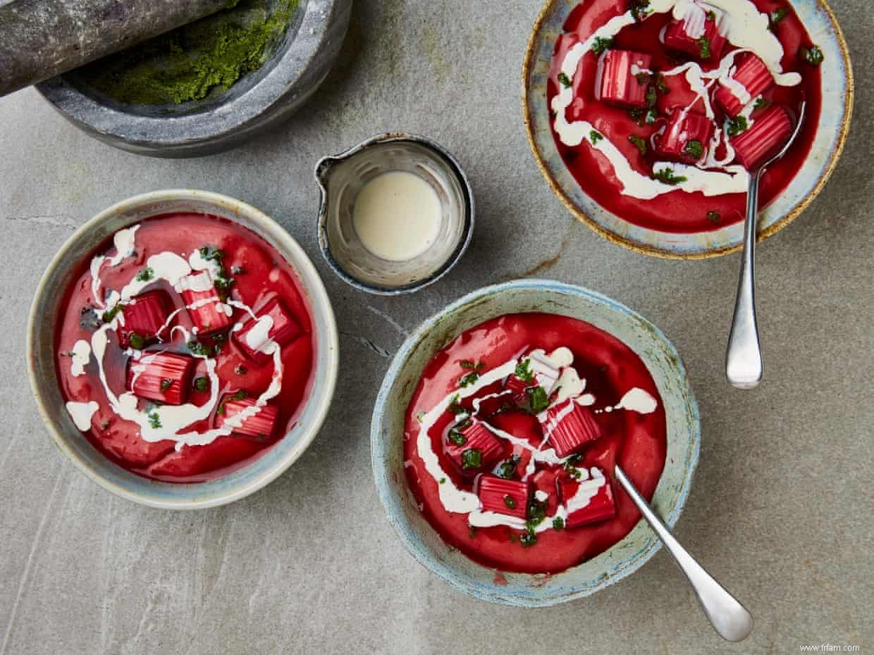 Confiture acidulée et crème vanillée :les recettes de Yotam Ottolenghi à la rhubarbe 