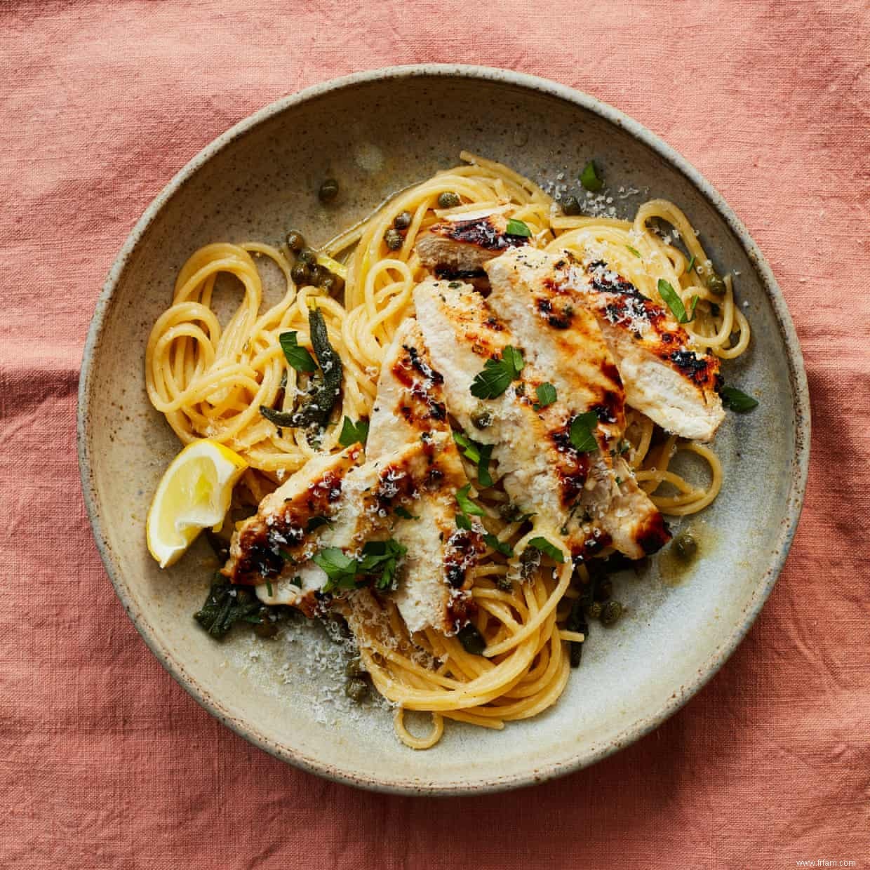 La recette du paillard de poulet aux spaghettis au beurre noisette de Thomasina Miers 