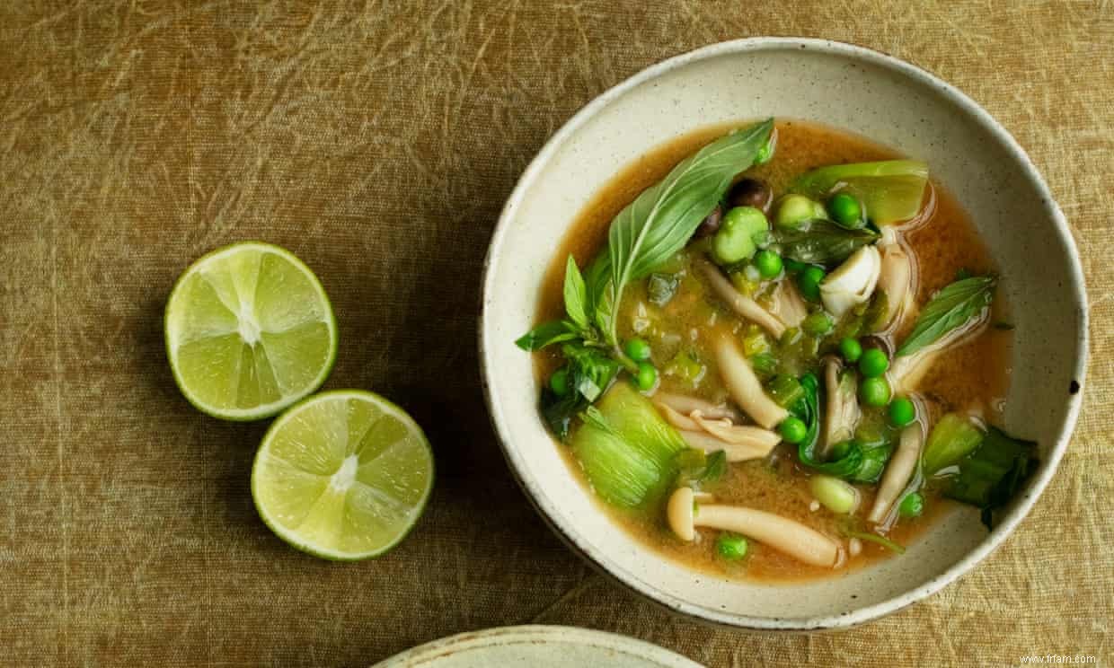 Les recettes de Nigel Slater pour la soupe miso et les bananes caramélisées 