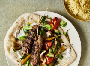 Le frisson du grill:les recettes de Yasmin Khan pour les brochettes d adana avec salade d oignons grillés 