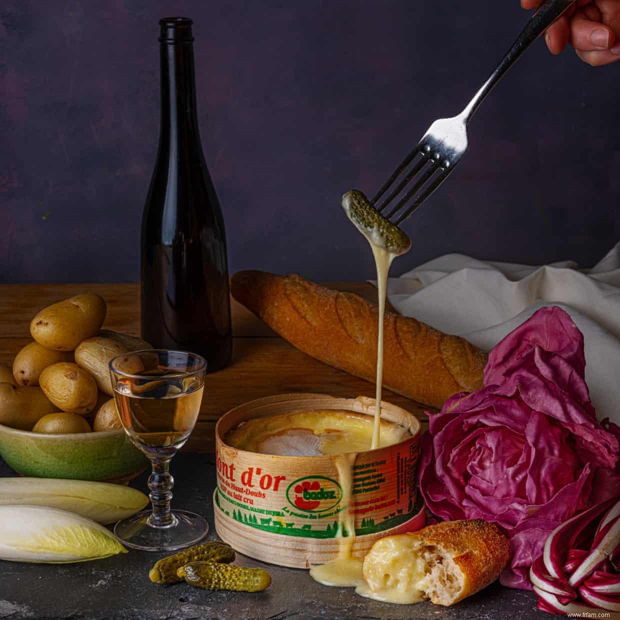 Vacherin au four avec pommes de terre et cornichons par Olia Hercules 