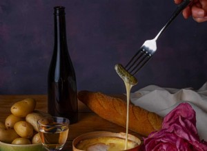 Vacherin au four avec pommes de terre et cornichons par Olia Hercules 