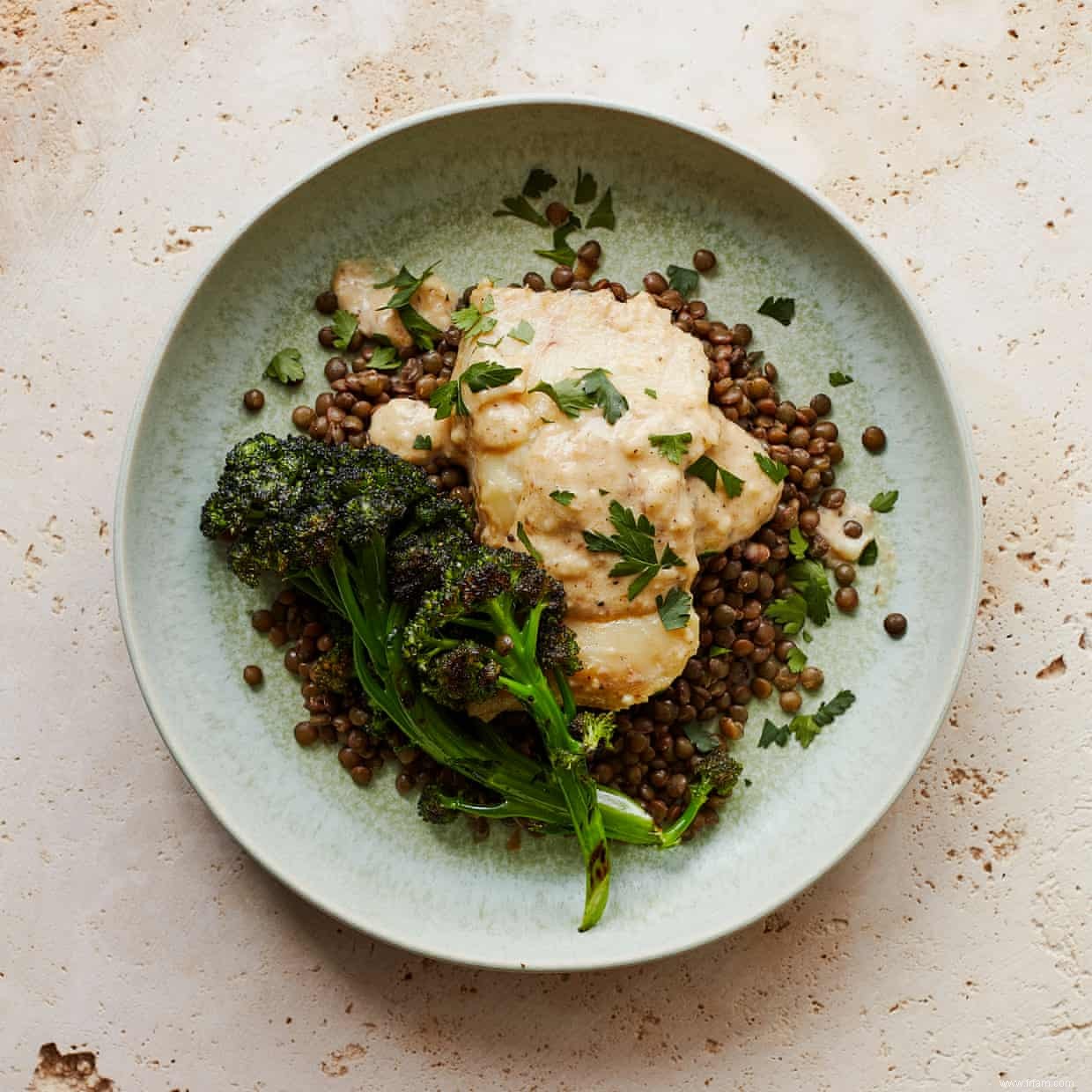 La recette de Thomasina Miers du haddock fumé poché, brocolis grillés et crème d anchois 