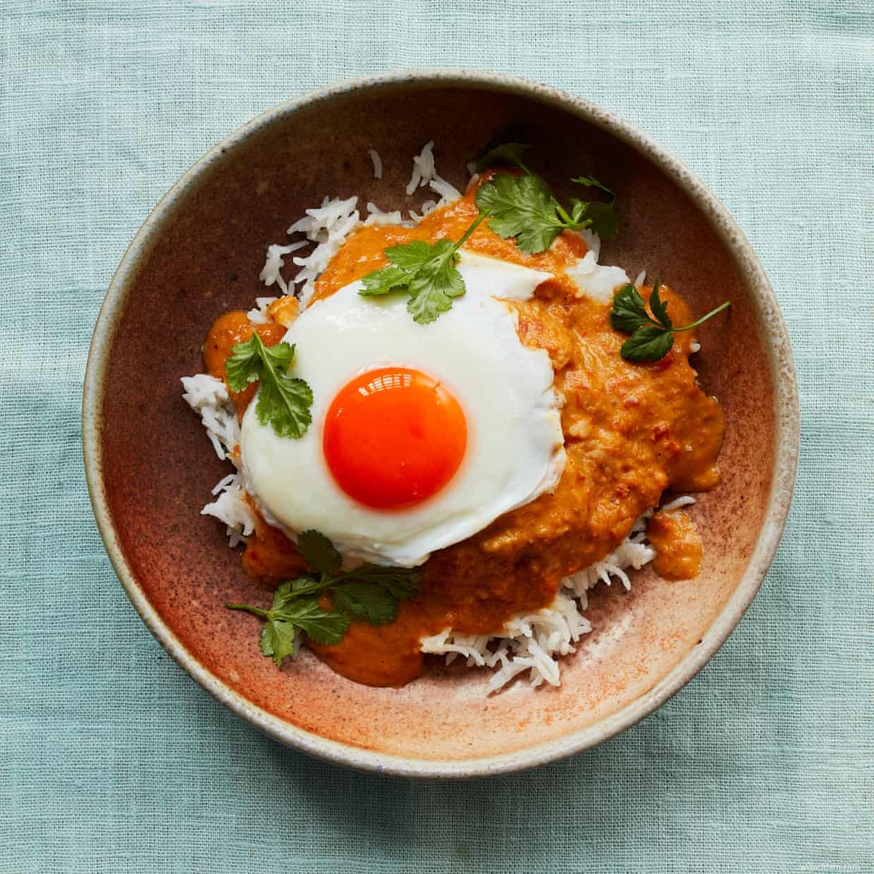 La recette de Thomasina Miers pour les œufs pochés sauce tamarin et noix de coco 