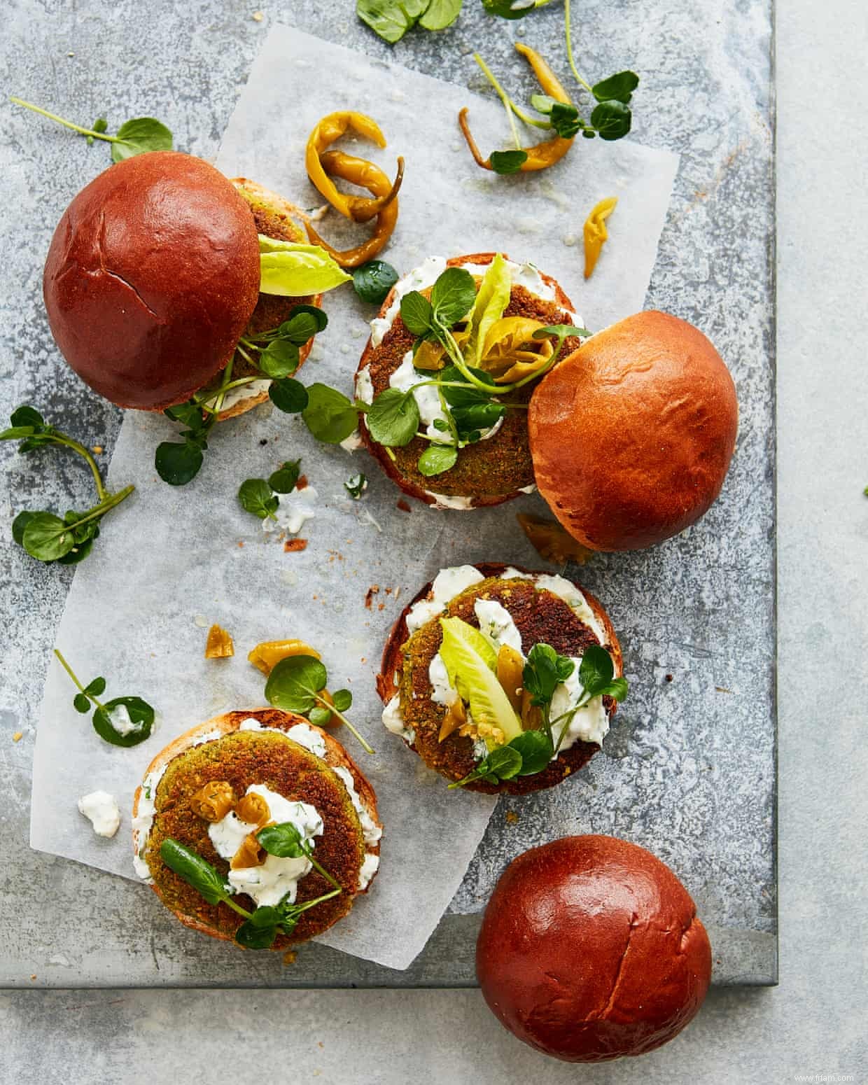 La recette de Thomasina Miers pour les burgers de falafel avec feta tzatziki 