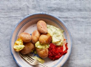 La recette de Thomasina Miers du jersey royal en croûte de sel avec sauce tomate épicée et aïoli au cresson 