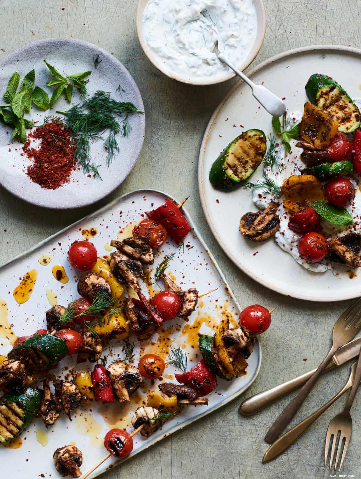 Les recettes de Nik Sharma pour les brochettes de légumes grillés et le lait de pistache épicé 