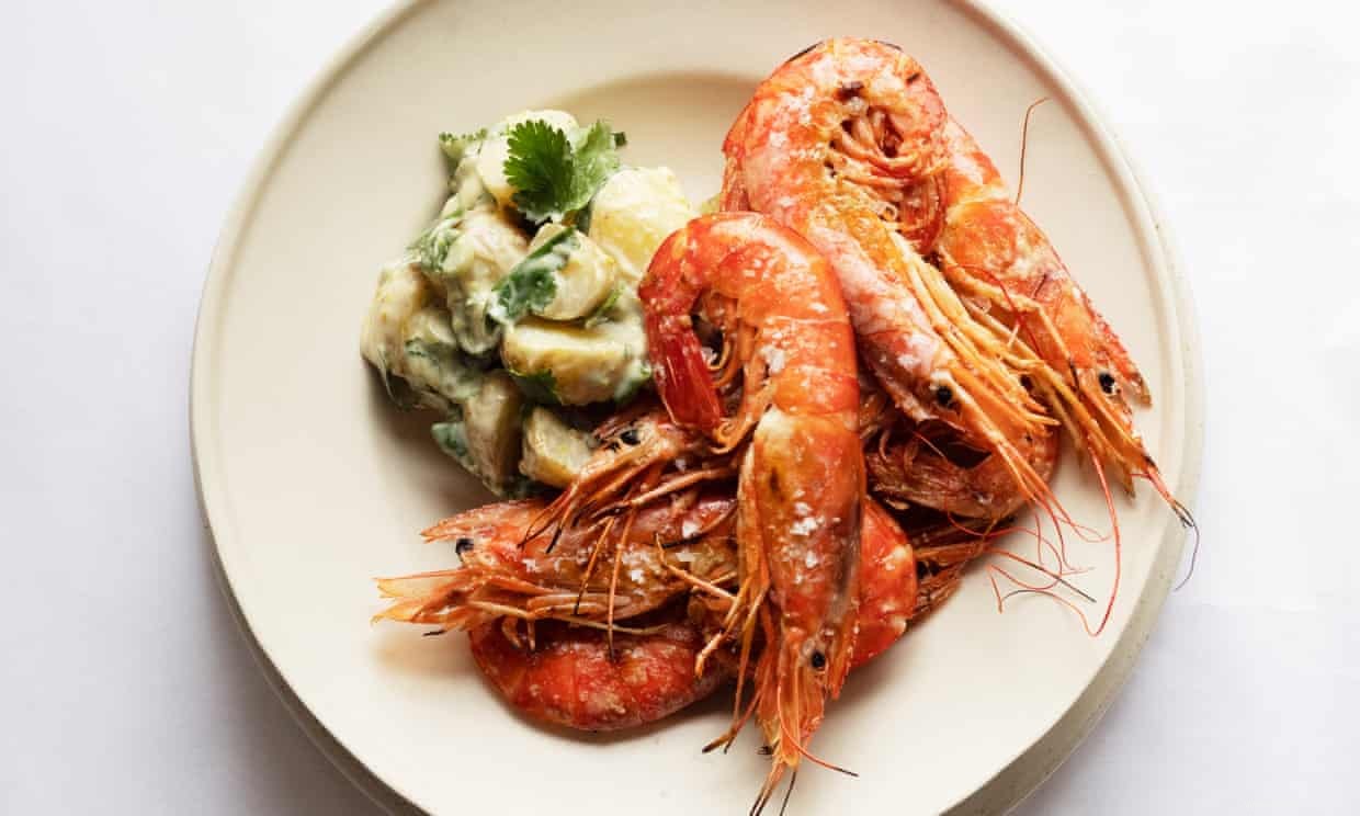 La recette de Nigel Slater pour la salade de pommes de terre aux herbes, gambas grillées 