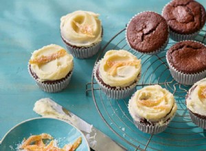 Cupcakes au chocolat et au seigle de Kate avec glaçage à l orange par Luminary Bakery 