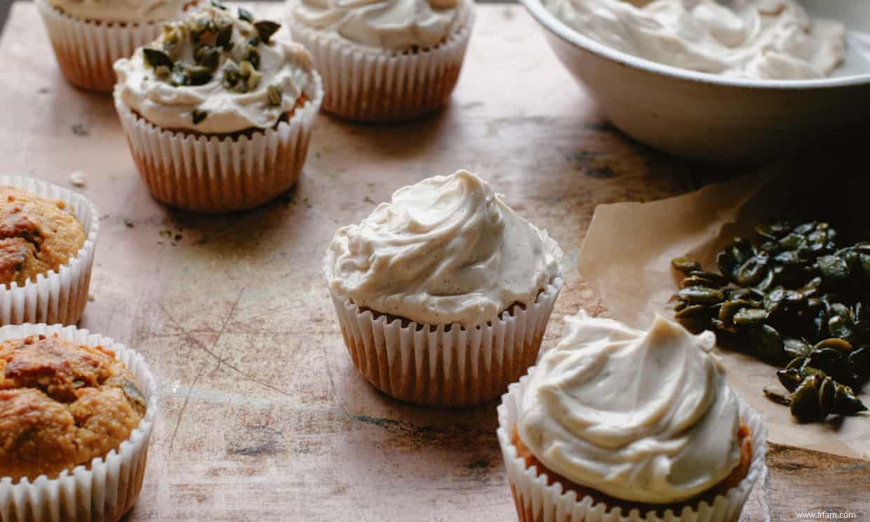 Gâteaux à la cardamome et aux carottes avec glaçage à l érable par Anna Jones 