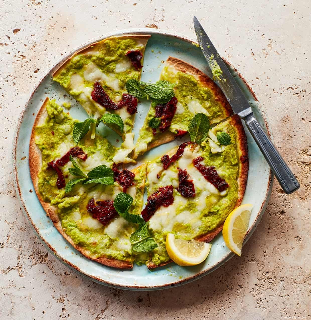 La recette de Thomasina Miers pour la pizza à la mexicaine avec houmous de pois 