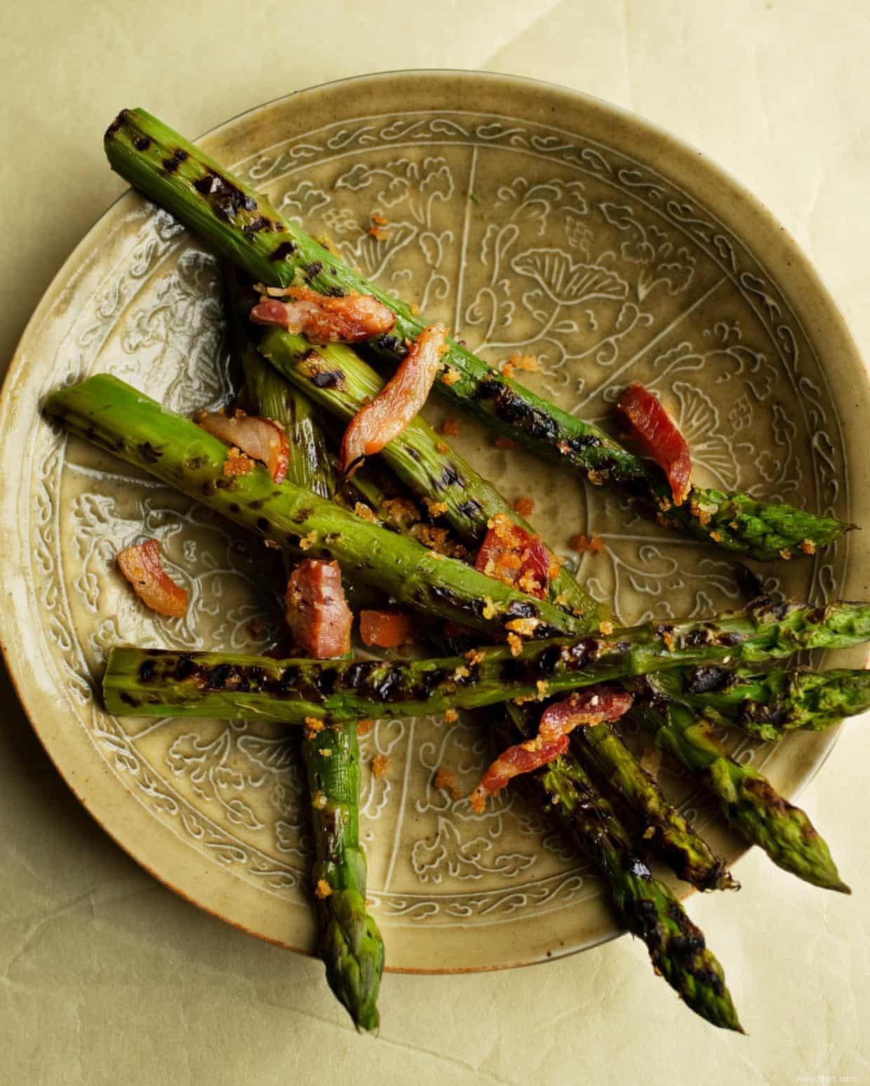 Les recettes de Nigel Slater pour le saumon grillé et les asperges à la pancetta 