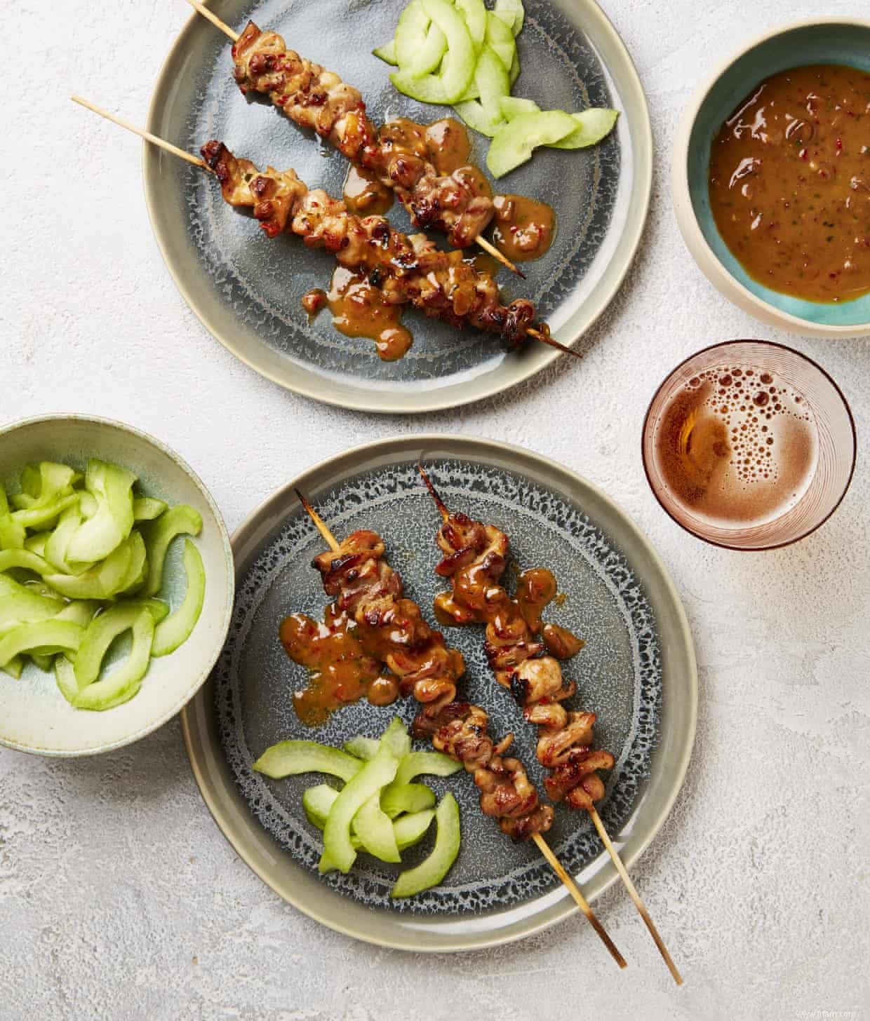 Brochettes de satay, patates douces épicées, rouleaux de papier de riz :les recettes de fête de Yotam Ottolenghi 