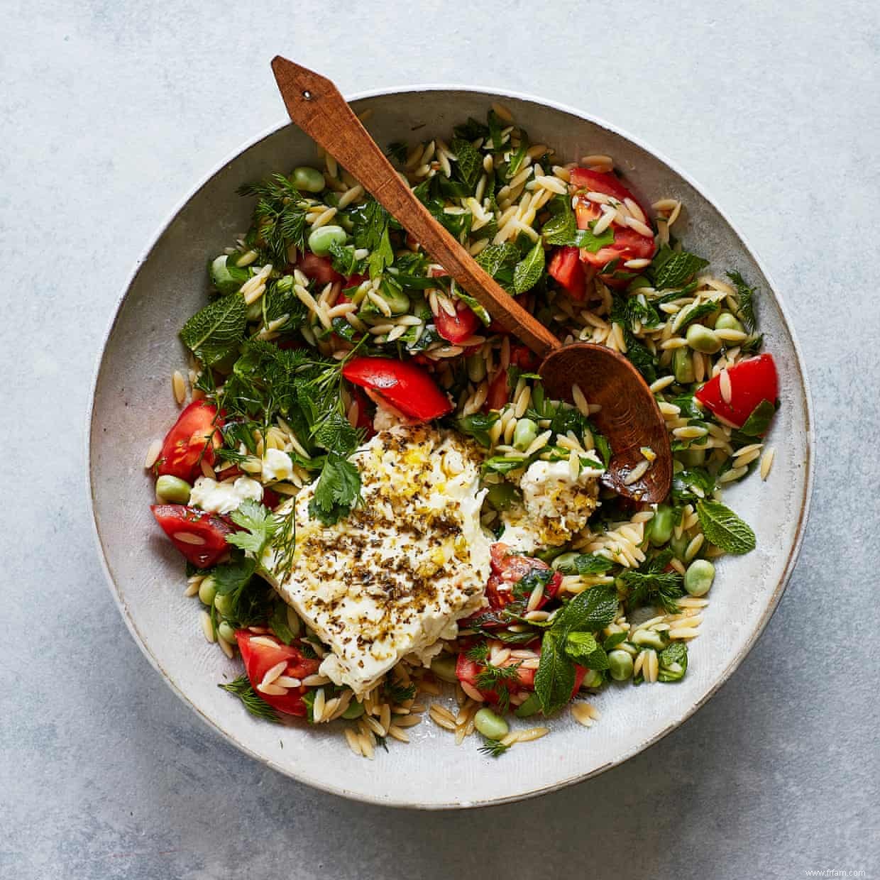 Recette de Thomasina Miers pour le kritharaki, les fèves et la tomate avec de la feta au four 