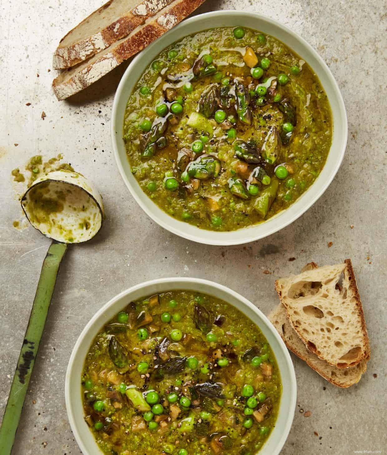 La recette végétalienne de Meera Sodha pour la soupe aux courgettes, petits pois et asperges 