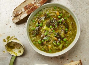 La recette végétalienne de Meera Sodha pour la soupe aux courgettes, petits pois et asperges 