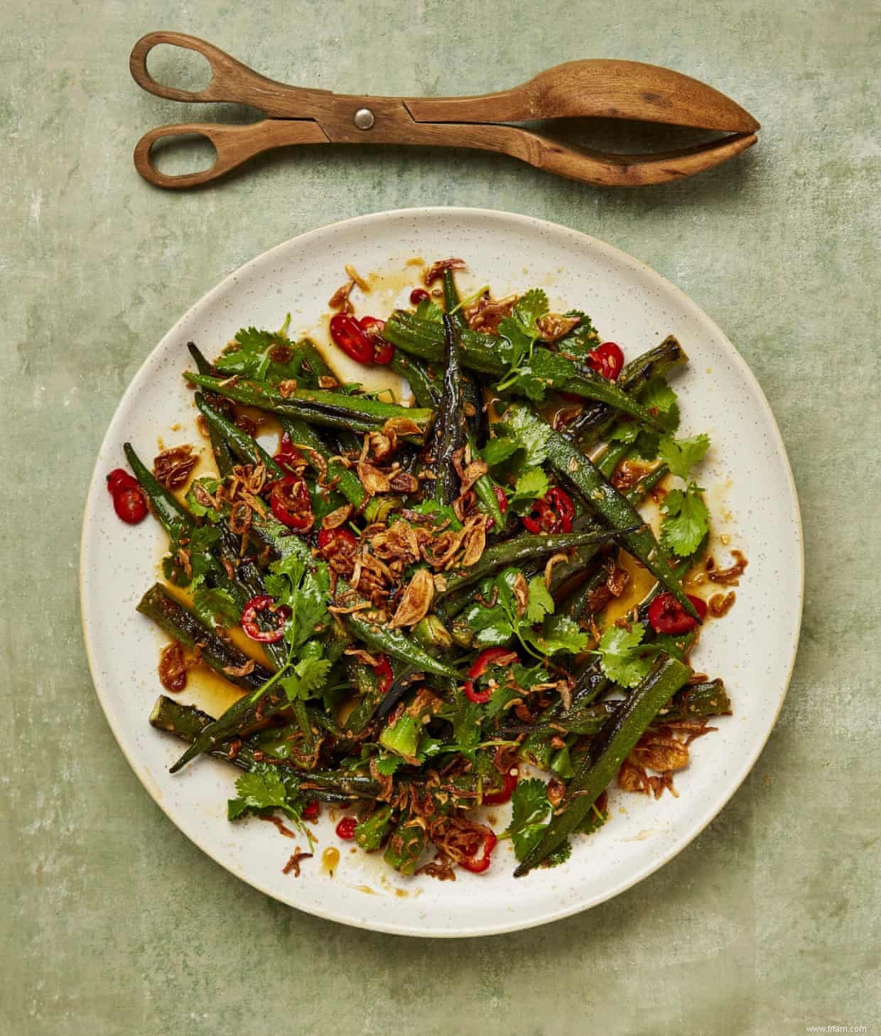 Des mini-aubergines cuites au four aux poivrons aigre-doux :les recettes de Yotam Ottolenghi pour les légumes d été 