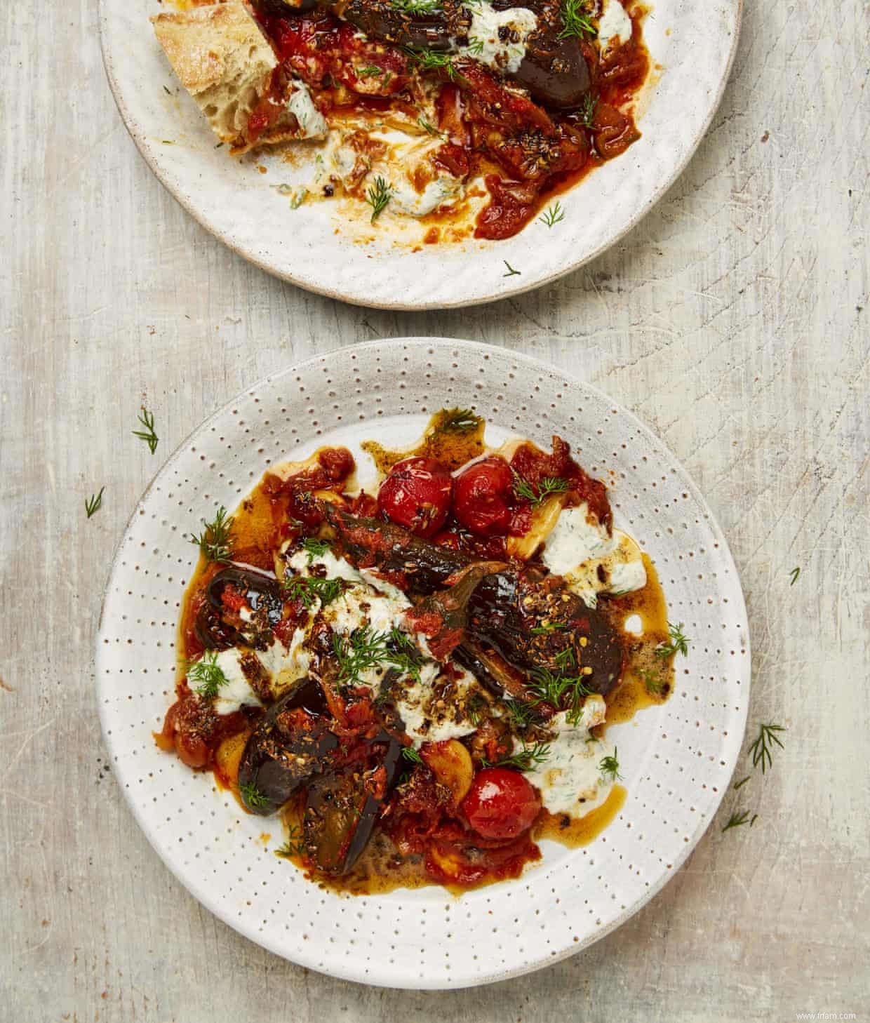 Des mini-aubergines cuites au four aux poivrons aigre-doux :les recettes de Yotam Ottolenghi pour les légumes d été 