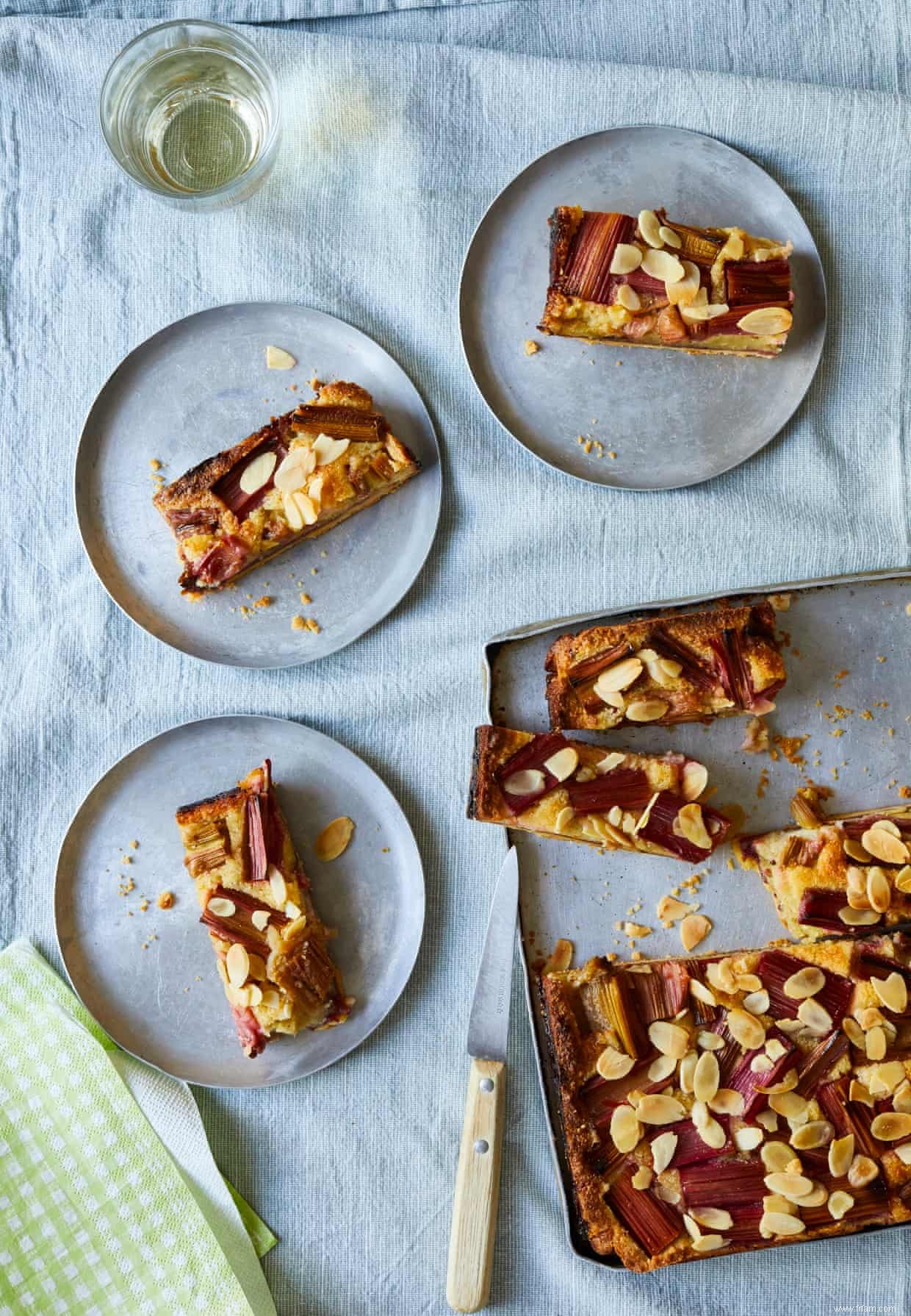 Les recettes de pique-nique de Ravinder Bhogal pour le gâteau de polenta aux tomates et les barres d amandes à la rhubarbe 