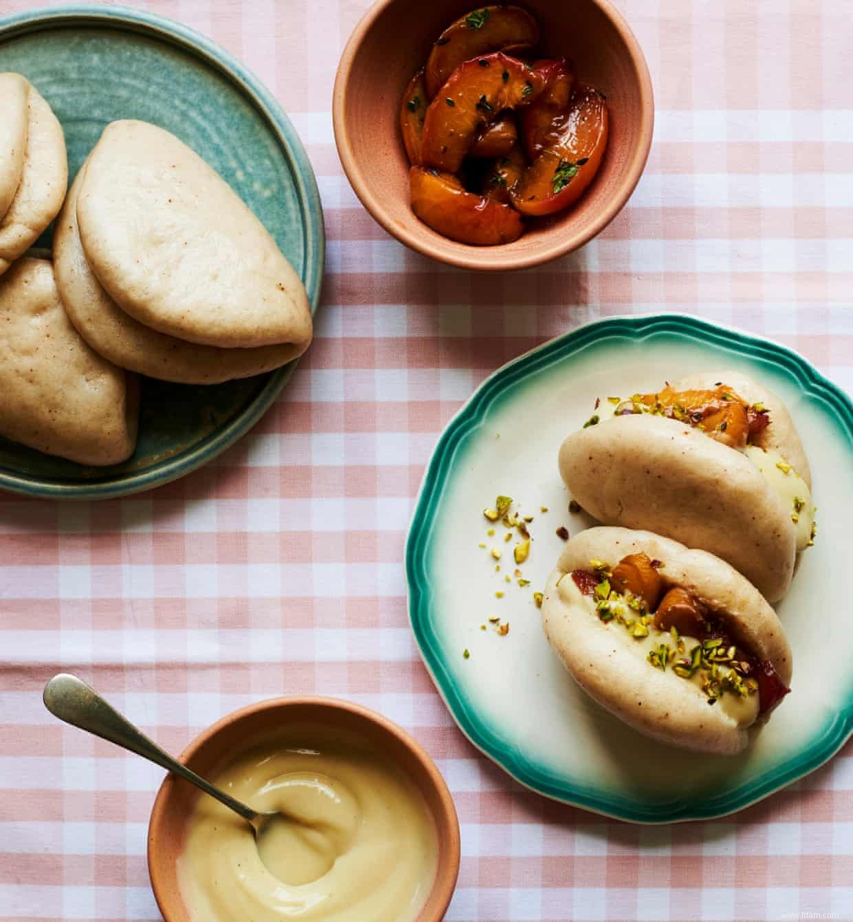 La recette de Liam Charles pour les bao buns aux pêches rôties 